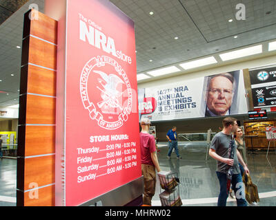 Dallas, Texas, Stati Uniti d'America - 3/5/2018 - Gli espositori sono occupato l'impostazione e la National Rifle Association i membri sono già in città girovagando nelle sale del Kay Bailey Hutchinson Convention Center dove il 2018 NRA Annual Meeting & presenta corre da venerdì a domenica. Membri solo per il negozio dove si possono acquistare souvenir e votare per il prossimo anno di ufficiali. 'Membri aiutano a determinare il futuro corso e la direzione della loro associazione." dice il programma. Credito: J. G. Domke/Alamy Live News Foto Stock