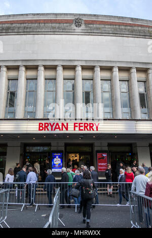 Londra, Inghilterra, Regno Unito. Il 3 maggio, 2018. La gente in coda per la prima notte di Bryan Ferry in concerto a Eventim Apollo Hammersmith, Londra. © Benjamin John/ Alamy Live News. Foto Stock