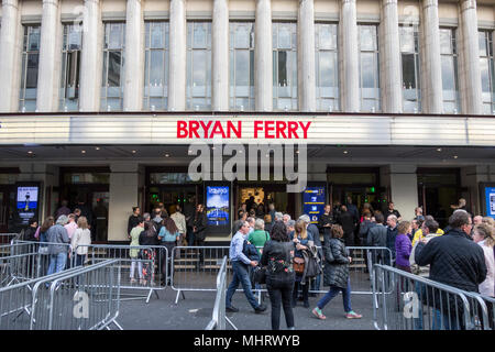 Persone in coda per la prima notte del concerto del traghetto Bryan all'Eventim Apollo, Hammersmith, Londra. Foto Stock