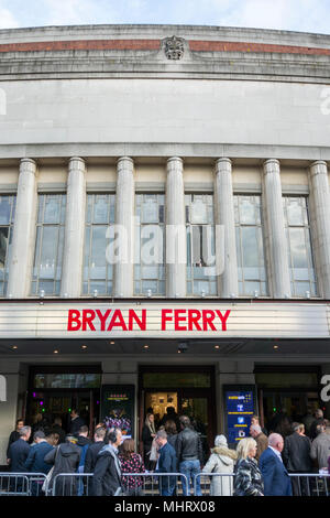 Londra, Inghilterra, Regno Unito. Il 3 maggio, 2018. La gente in coda per la prima notte di Bryan Ferry in concerto a Eventim Apollo Hammersmith, Londra. © Benjamin John/ Alamy Live News. Foto Stock