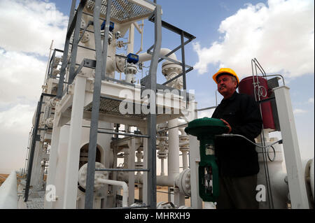 Damasco, Siria. Il 3 maggio, 2018. Un lavoratore è visto in un nuovo progetto di gas nel nord di Damasco, Siria, il 3 maggio 2018. Il governo siriano ha inaugurato il progetto di gas in corrispondenza delle regioni di Qara e al-Bureij nel nord di Damasco. Il progetto ha una capacità di produzione di un milione di metri cubi al giorno, Stato siriano news agency sana ha detto giovedì. Credito: Ammar Safarjalani/Xinhua/Alamy Live News Foto Stock