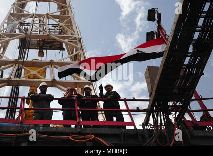 Damasco, Siria. Il 3 maggio, 2018. I lavoratori sono visti in un nuovo progetto di gas nel nord di Damasco, Siria, il 3 maggio 2018. Il governo siriano ha inaugurato il progetto di gas in corrispondenza delle regioni di Qara e al-Bureij nel nord di Damasco. Il progetto ha una capacità di produzione di un milione di metri cubi al giorno, Stato siriano news agency sana ha detto giovedì. Credito: Ammar Safarjalani/Xinhua/Alamy Live News Foto Stock