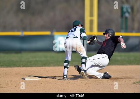 Middle infielder tentando di tag out contrapposte di un runner che stava cercando di rubare la seconda base. Stati Uniti d'America. Foto Stock