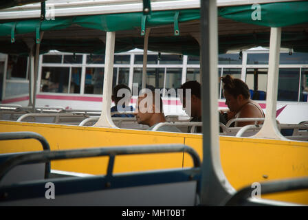 Uomo seduto su un autobus, Suva, Fiji. Foto Stock