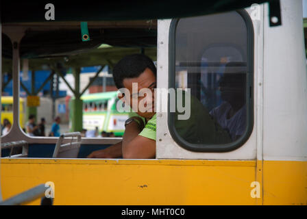 Uomo seduto su un autobus, Suva, Fiji. Foto Stock