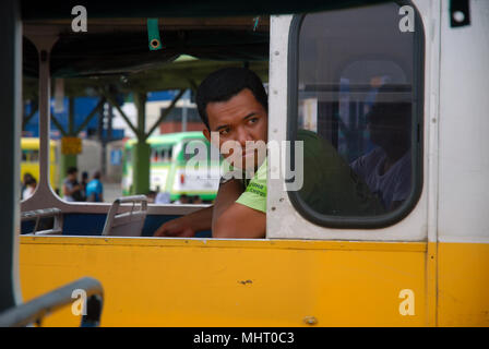 Uomo seduto su un autobus, Suva, Fiji. Foto Stock