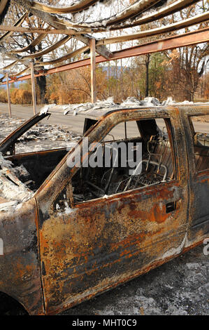 La distruzione di un automobile ha causato la valle fuoco durante il 2015 California wildfire stagione nella contea del lago. Foto Stock