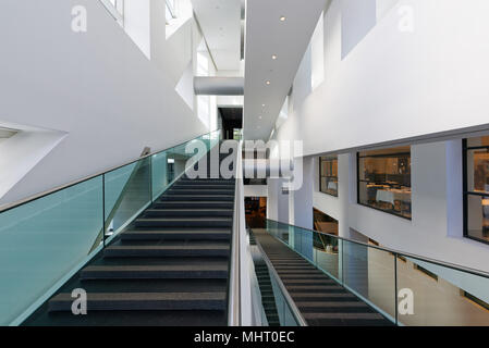 La moderna architettura scale all'interno di Montreal Fine Art Museum Foto Stock