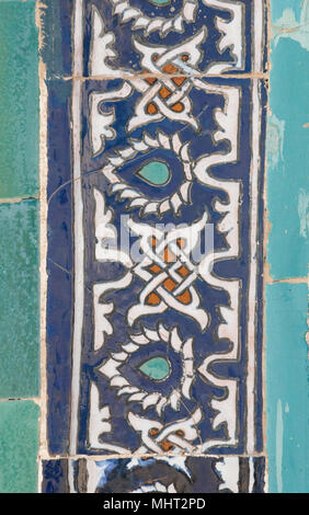 Asian vecchio mosaico ceramico. elementi di ornamento orientale su piastrelle di ceramica Foto Stock