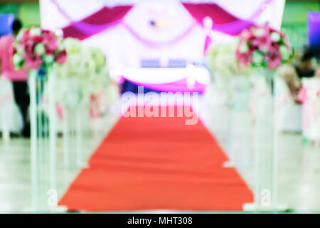 La sfocatura bellissimi fiori sfondo per la scena del matrimonio,all'aperto felice cerimonia di nozze scena per un estate mountain wedding,decorate wedding alterare e flo Foto Stock