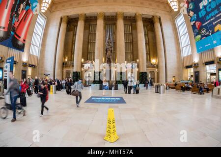 PHILADELPHIA, Stati Uniti d'America - 26 Aprile 2017 - 30th street station è affollato di viaggiatori e persone Foto Stock