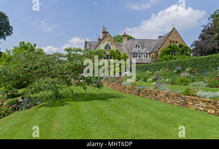 Coton Manor, un maniero del XVII secolo, circondato da giardini paesaggistici e aperto al pubblico; Coton, Northamptonshire, Regno Unito Foto Stock