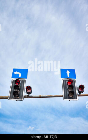 Semaforo con timer per il conto alla rovescia, rosso colore visualizzato contro il cielo blu, spazio per il testo. Foto Stock