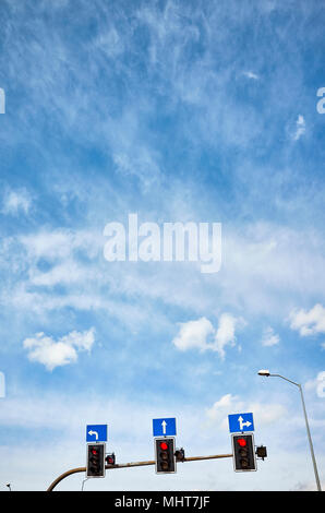 Semaforo con timer per il conto alla rovescia, rosso colore visualizzato contro il cielo blu, spazio per il testo. Foto Stock