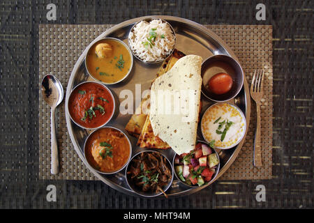 Tipico cibo indiano da Jaipur - thali del Rajasthan Foto Stock