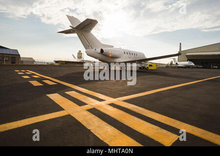 Jet Privato con il carrello in corrispondenza del terminale Foto Stock