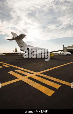 Jet Privato con il carrello in corrispondenza del terminale Foto Stock