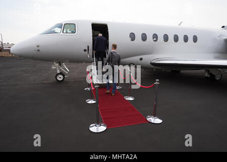 Gli imprenditori di salire a bordo di un jet privato Foto Stock