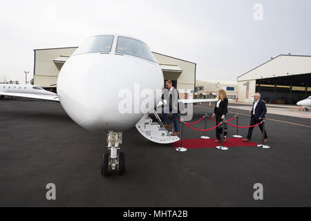 Gli imprenditori di salire a bordo di un jet privato Foto Stock