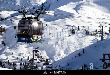 Tux, Tirolo, Schwaz, Austria - 12 Febbraio 2015: Ski resort presso il ghiacciaio di Hintertux Foto Stock