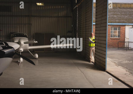 Aerei parcheggiati in hangar aerospaziale Foto Stock