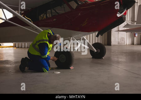 Ingegnere controllo pneumatico di aeroplano Foto Stock