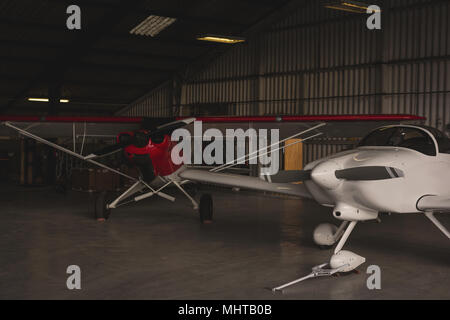 Due aerei parcheggiati in hangar aerospaziale Foto Stock