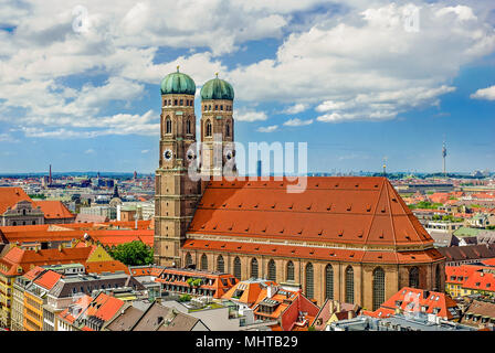 La Frauenkirche, Frauendom, Marienkirche, Liebfrauendom, Cattedrale di Nostra Signora santissima, Marienplatz Monaco di Baviera, Germania, Europa PublicGround Foto Stock