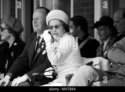 Sua Maestà la Regina Elisabetta al centenario West Mid Agricultural Show a Shrewsbury 1975. Foto di DAVID BAGNALL Foto Stock