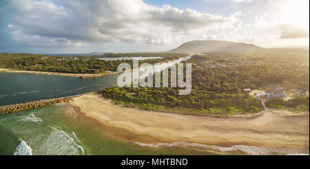 Camden Haven ingresso, North Haven, NSW, Australia - aerial panorama al tramonto Foto Stock