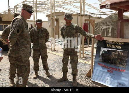 CAMP ARIFJAN, Kuwait - Spc. Eric ildi (a destra), a sistemi di comunicazione operatore per equipaggio 1 "morte", il bravo batteria, 1° Battaglione, sessantaduesima difesa aerea reggimento di artiglieria, xi difesa aerea della brigata di artiglieria, Task Force Spartan, spiega le dinamiche di missili Patriot sistema alimentazione elettrica impianto per il Mag. Gen. Andrew Schafer, comandante generale della XXVIII divisione di fanteria e TF Spartan, durante una visita in Marzo 21, 2018. Ildi è stata assistita da Sgt. Nelson Perez, una tattica di assistente di controllo anche con equipaggio 1. (U.S. Esercito Foto Stock