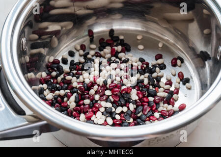 Fagioli colorati in una pentola. Immagine luminosa, vista laterale Foto Stock