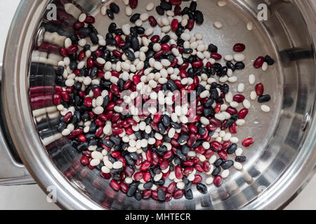 Fagioli colorati in una pentola. Immagini luminose, vista dall'alto Foto Stock