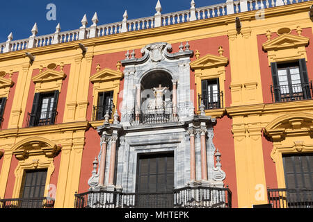 MALAGA, Andalusia/Spagna - 02 gennaio 2018 : il barocco Palazzo del Vescovo progettata da Antonio Ramos nel XVIII secolo nella Plaza de Obispo Malaga in SP Foto Stock