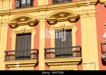 MALAGA, Andalusia/Spagna - 02 gennaio 2018 : il barocco Palazzo del Vescovo progettata da Antonio Ramos nel XVIII secolo nella Plaza de Obispo Malaga in SP Foto Stock