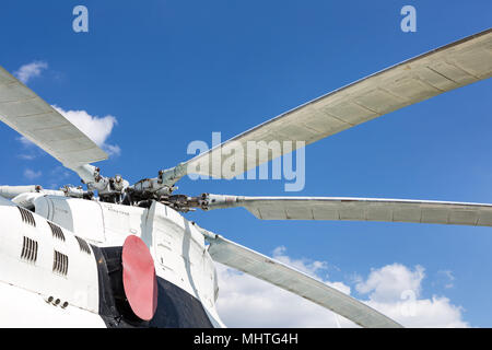 Close-up di rotori di lama di grande carico di elicottero passeggero contro il cielo blu su sfondo Foto Stock