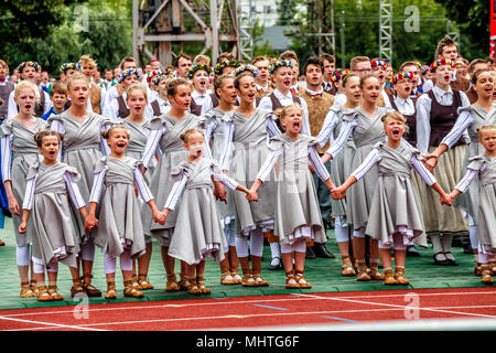 RIGA, Lettonia - 11 luglio 2015: ballerini eseguono al gran ballo folk concerto della gioventù lettone Song Festival di Danza e nel Daugava Stadium. Foto Stock