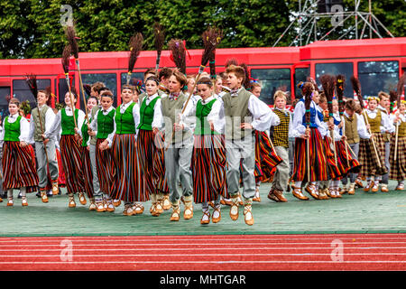 RIGA, Lettonia - 11 luglio 2015: ballerini in costumi tradizionali eseguire al gran ballo folk concerto della gioventù lettone Song Festival di Danza e nel Foto Stock