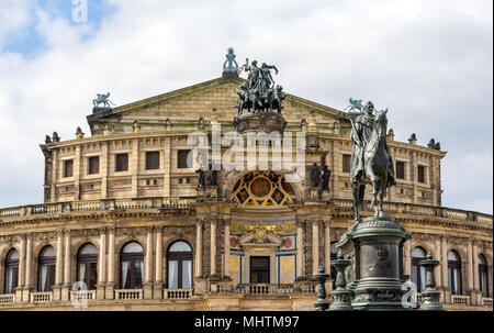 Re Johann ho Mounument e Semperoper di Dresda Foto Stock