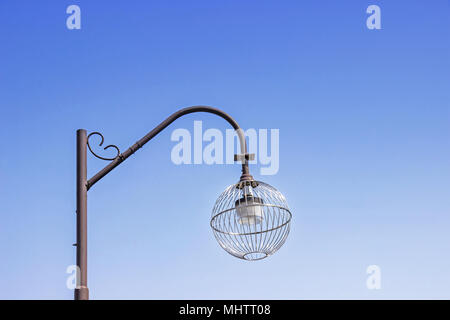 Moderna forma di cerchio strada lampada contro con cielo blu, Kyoto, Giappone. Foto Stock