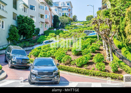 San Francisco Lombard Street, famosa per le sue ripide, una sezione di blocco di 8 tornanti doppiato il crookedest street nel mondo. Si tratta di una delle principali attr Foto Stock