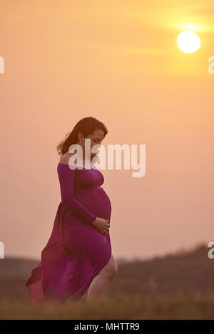 Giovani gravidanza tema. Concetto di Parenting. In attesa di baby Foto Stock