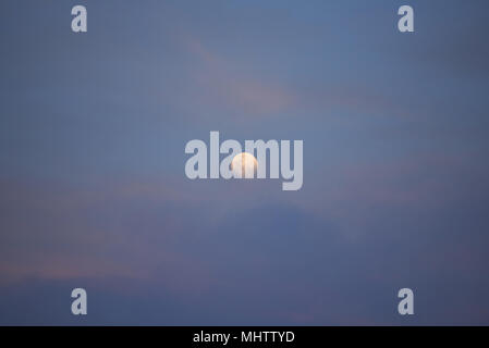 Misty nuvole sul cielo scuro con la luna piena sullo sfondo Foto Stock