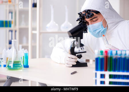 Sintesi del farmaco concetto con il farmacista lavorando nel laboratorio di ricerca Foto Stock
