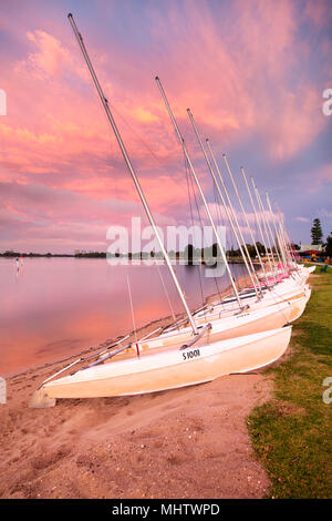 Catamarani sulle rive del fiume Swan a sud di Perth, Western Australia Foto Stock