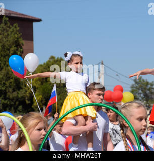 Slavyansk-su-Kuban, Russia - 1 Maggio 2018: giovani sportivi della città scuole sportive. Per celebrare il primo di maggio il giorno di primavera e del lavoro. Giorno di maggio pa Foto Stock