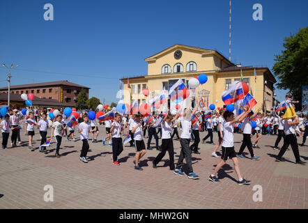 Slavyansk-su-Kuban, Russia - 1 Maggio 2018: giovani sportivi della città scuole sportive. Per celebrare il primo di maggio il giorno di primavera e del lavoro. Giorno di maggio pa Foto Stock