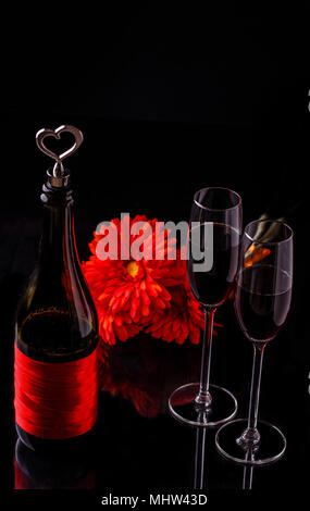 Vino rosso e due bicchieri Foto Stock