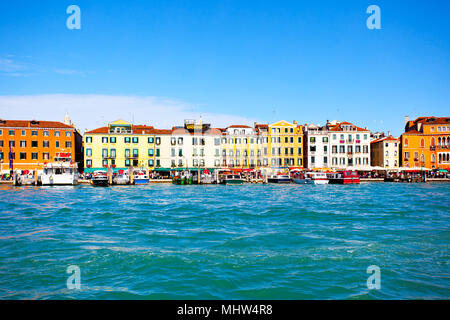 Waterfront con case colorate a Venezia, Italia Foto Stock
