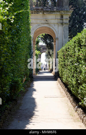 Passaggio Pedonale Coperto con eleganti arcate, Villa D'Este, Tivoli, Italia. Villa D'Este, celebre per le sue spettacolari uso di acqua, rappresenta il quintessenc Foto Stock